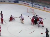 Один лишний: Хоккеисту не досталось соперника во время массовой драки (Видео)