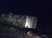 Автобус с полусотней пассажиров перевернулся в Донецкой области 