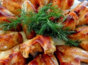 Рецепт дня: куриные крылышки гриль с соусом из баклажанов