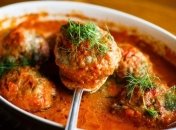 Такую сметанно-луковую подливу сметут моментально