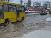 В Киеве из-за прорыва трубы "поплыла" дорога: транспорт остановился (видео)