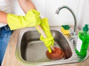 Решить проблему с засором в раковине очень просто