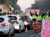 "Мы по-прежнему здесь": "желтые жилеты" вышли на улицы Парижа вопреки запретам