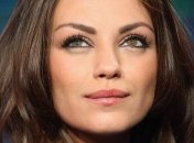 Несмотря на кормление грудью, Кунис продолжает питаться фастфудом