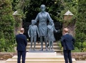 Могло бы исполниться 60 лет: принцы Уильям и Гарри открыли памятник своей погибшей матери (фото, видео)