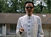 Звезда фильма "Человеческая многоножка" умер в возрасте 78 лет