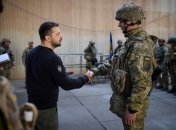 Володимир Зеленський вручив захисникам нагороди