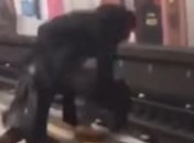 За секунду до трагедии: спасение из-под колес поезда (Видео)