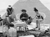 На вершине чуда света: старинные фотографии туристов на пирамидах (Фото) 