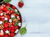 Пікантний салат з м’яса, полуниці та сиру