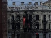 Вандалы, облившие краской памятник Бандере, попали на видео