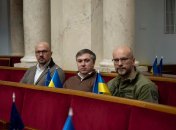 Сергей Вельможный, Александр Сухов и Сергей Рудык (крайний справа) в сессионном зале в последнюю неделю февраля