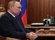 Теперь путин держится за стол уже двумя руками