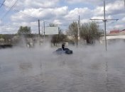 В Харькове улицу залило кипятком: двое мужчин оказались в опасности