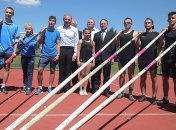 Бубка передал Донецкой области спортивное оборудование