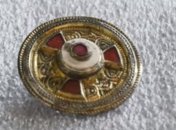 В Великобритании найдено захоронение дамы Кентского короля с гранатовой брошью