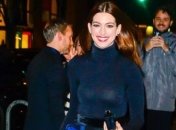 Яркое платье в пол: Энн Хэтэуэй в который раз очаровала публику своим образом