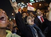 Неизвестные расстреляли толпу оппозиционеров в центре Каира