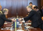Порошенко передал генсеку ООН письма-обращения украинцев с просьбой освободить заложников РФ