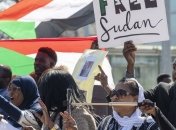 Тысячи демонстрантов в Судане требуют отставки президента