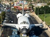 Жители Лос-Анджелеса провожают шаттл "Индевор" (фото)