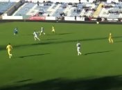 Украинский футболист оконфузился, не сумев закатить мяч в пустые ворота (видео)