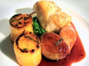 Запеченный морской черт с картофелем, шпинатом и карамелизированным шалотом