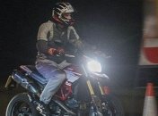 Бунтарский дух: принц Уильям оседлал мотоцикл и сыграл в футбольном матче 