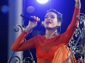 Рианна перенесла выход новой песни
