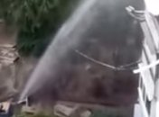 Харьковчан залил "фонтан" высотой в 7 этажей из прорванного водопровода (Видео)