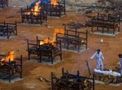 Дочь пытается вдохнуть в мать жизнь: трогательное видео из охваченной COVID Индии стало вирусным