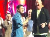 Зеленский в новом статусе посетил концерт и опять поцеловал Кошевого в лысину