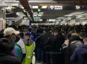 Коронавирус в шанхайском аэропорту: люди прорывали оцепление, чтобы покинуть здание (видео)