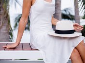 Мода летом 2022 года - стильные белые платья