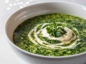 Шпинатный суп – не только вкусный, но и полезный (изображение создано с помощью ИИ)