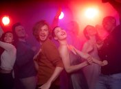 Люди танцуют на дискотеке