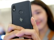 Слишком яркий экран смартфона выжег глаз девушке из Тайваня 