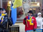 Эстонские и украинские активисты пикетировали посольство РФ в Таллинне 