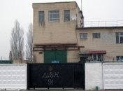 В Менской колонии до приезда европарламентариев побелили бордюры