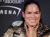 Чемпионка UFC показала фото в одних поясах