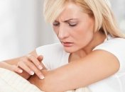 Почему кожа на локтях грубеет и как с этим бороться 