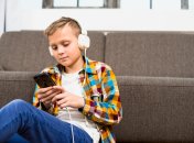 Хлопчик з телефоном