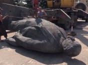 Памятник Ленину снесли в Новоайдаре (Видео)