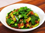 Биті огірки китайською - простий, але дуже смачний салат