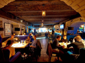 Многие киевские бары расположены в подвалах и могут работать даже во время воздушных тревог