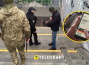 Представники ТЦК та поліції перевіряють військово-облікові документи у громадянина