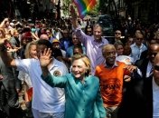 Клинтон присоединилась к гей-параду в Нью-Йорке