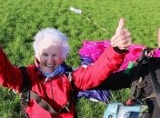 Відчайдушна пенсіонерка відзначила 90-річчя стрибком з парашутом (Відео)