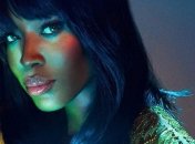 Наомі Кемпбелл подорожує в захисному костюмі від коронавірусу