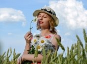 Квітковий принт і капелюх потрібно вміло поєднувати, інакше образ виглядатиме дешево